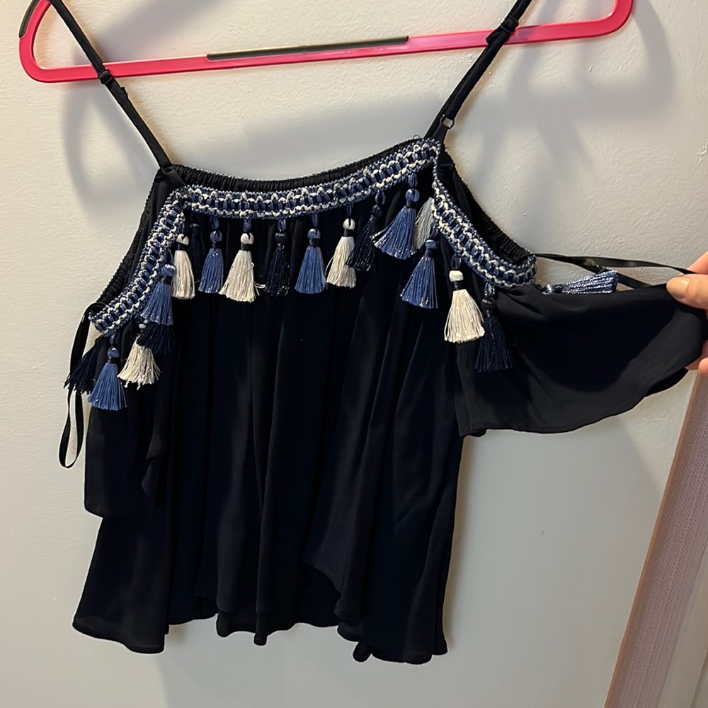 Short sleeve shoulder free top with tásale design size S